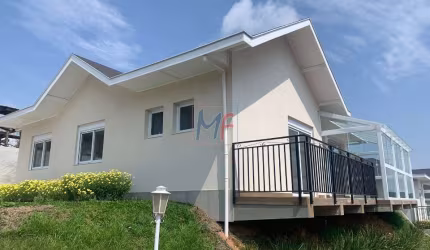 Excelente casa em condomínio em Campos Jordão, 138m² a.c., 400 m² terreno, 3 quartos (3 suítes), sala, lareira, cozinha, varanda (REF 18.080)