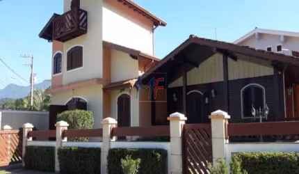 REF 17.023 - Linda Casa de madeira e alvenaria Caraguatatuba (cond. fechado), com 250m² a.u., 4 quartos (3 suítes), prox. Praia da Mococa.