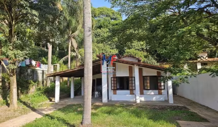 Excelente casa em condomínio em Cotia/SP, 240m² a.u., 3 dormitórios (1 suíte), sala, lareira, cozinha, copa, área de churrasco, quarto de ferramentas, 3 vagas (REF 20.237)