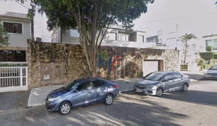REF: 168 Casa assobradada para venda no bairro Saúde, com 5 quartos (1 suíte), 6 vagas, área construída: 742 m². Área Total: 640 m² .