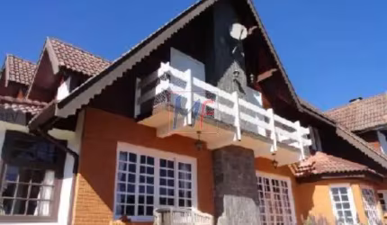 Linda Casa, mobiliada,região nobre no Alto do Capivari - Campos do Jordão !!