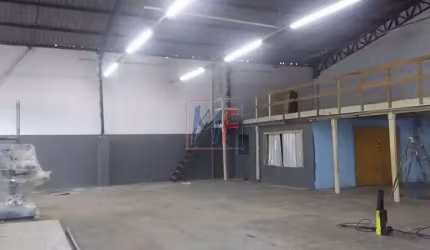 Excelente Galpão no Pq. Empresarial, 500 m² área construída, o portão tem 2.5 m altura.  A passagem é livre. Estuda propostas. REF. 6.233 -