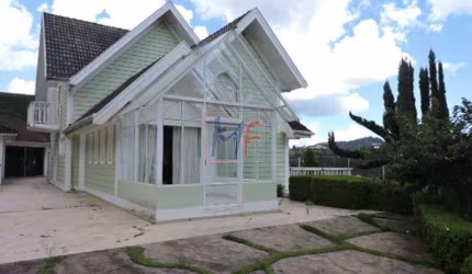 REF 9812 - Excelente Casa Assobradada para Venda no bairro Vale da Mantiqueira com  5 dorms, sendo 3 suítes, 300 m. Estuda propostas!