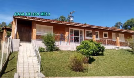 Excelente chácara de alto padrão no Centro de Pinhalzinho/SP, com 2.860 m² a.t., e duas casas (350 m² a.c. e 80 m² a.c.). Estuda propostas e permutas (REF 9844)