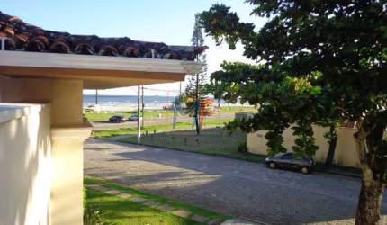 REF 10.411 Lindo Sobrado no bairro Cibratel, 5 suítes, 9 vagas, 290 m² de A.C., 400 m² terreno. Ária de Lazer completa. Aceita Permuta