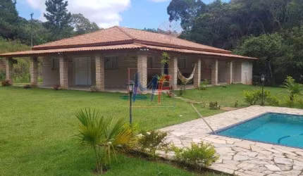Belo Sítio em Ibiúna KM 16, com 4 dorms (3 suítes), piscina, churrasqueira, 10 vagas, área com 5000 m² e 350 m² construído. REF: 10.665