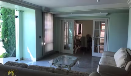 Casa confortável, com piscina, no bairro Horto em Campos-RJ