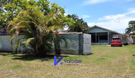 Casa com amplo espaço de terreno em Pontal do Sul