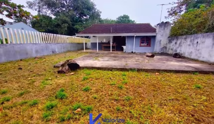 Casa com espaço de terreno no Atami