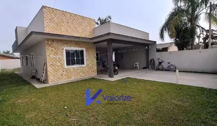 Casa com 03 dormitórios em Matinhos
