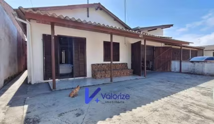 Casa com 03 dormitórios e espaço de terreno