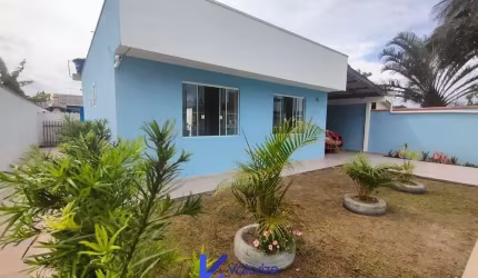 Casa com 03 dormitórios com piscina