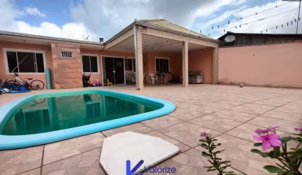 Casa com 04 dormitórios e piscina