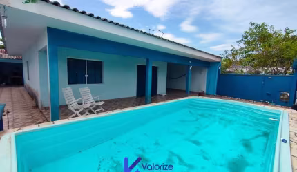 Casa com piscina próximo ao mar