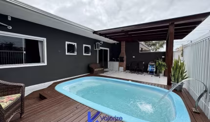 Casa com piscina próximo ao mar