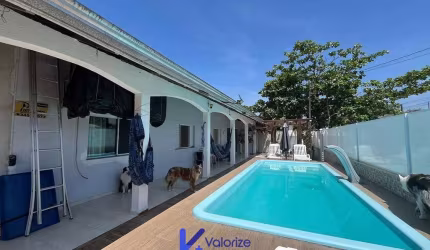 Casa com piscina e suíte na faixa do mar