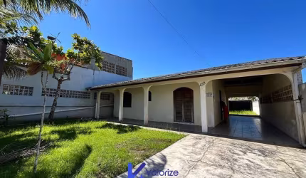 Casa com amplo terreno a venda na praia