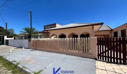 Casa com 03 dormitórios e amplo terreno
