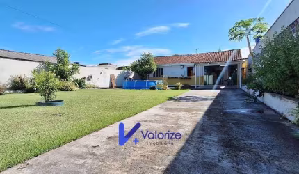 Casa com amplo terreno próximo ao mar