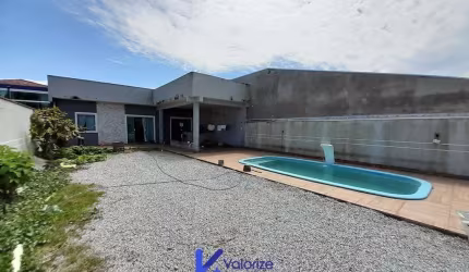 Casas com piscina perto do mar em Matinhos