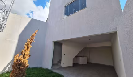 Casa Independente de 2 qtos em ótima localização no B. Céu Azul - CA3186
