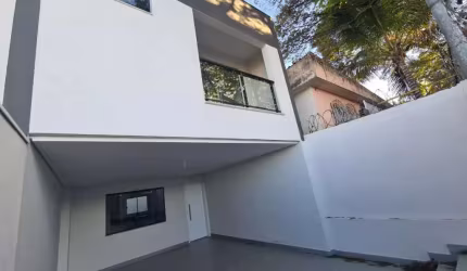 Linda Casa Independente de 3 qtos com 2 vagas no B. Floramar - CA3288