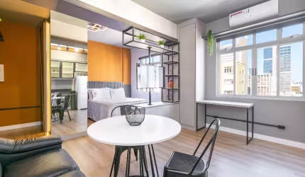 Studio decorado para locação no Centro de Curitiba, até 2 pessoas, 35m²