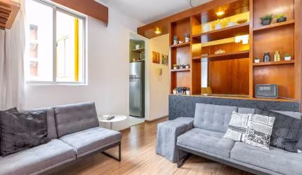 Apartamento dois quartos totalmente mobiliado, no 5º andar, em excelente localização no Centro de Curitiba, 43m²