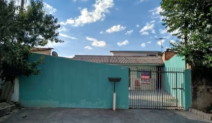 Casa - Padrão, para Venda em Curitiba/PR