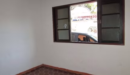 Casa  térrea em ótima localização, fácil acesso para Guarulhos, próximo ao mercado Bergamini, Av. Guapira, comércios em geral. São 3 dormitório