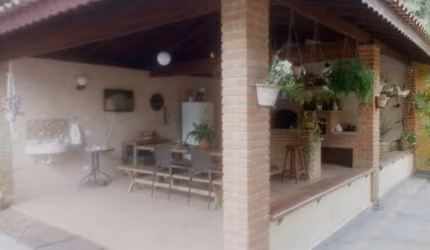 O terreno tem por volta de 1.100 m. O imóvel por volta de 250 m, não sei ao certo com o passar dos anos foram feitas ampliações. No andar superior tem