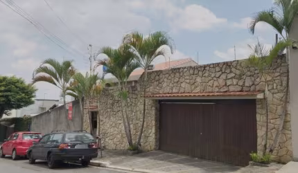 Sobrado à venda no Jd. Guapira, excelente localização, 5 dormitórios (1 suíte), 4 vagas e lazer com piscina