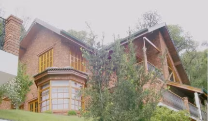 SOBRADO MARAVILHOSO PARA VENDA NA SERRA DA CANTAREIRA, 4 SUÍTES, 6 VAGAS E LAZER