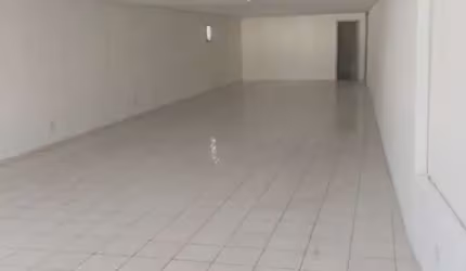Salão comercial para locação na Vila Nilo, próximo a Rodovia Fernão Dias. 185,00 m² construída, 2 Wcs, cozinha,  pé direito alto, trifasico.