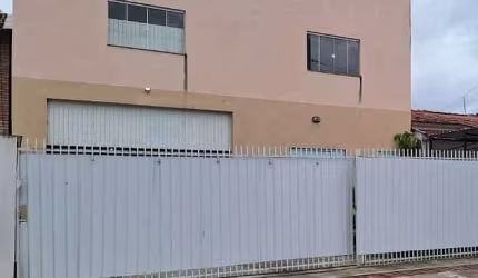 Amplo Galpão com Mezanino e Estacionamento em Localização Estratégica de Camboriú