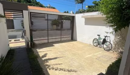 Casa Triplex Mobiliada com 03 Suítes Garagem para 02 carros e Bicicletário na Praia Brava