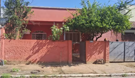 Vendo casa com 2 quartos, garagem quintal
