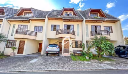 Sobrado triplex em condomínio à venda, com 4 quartos sendo 2 suítes, no Bairro Xaxim, Curitiba/PR.