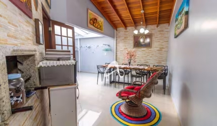 Sobrado triplex em condomínio à venda, com 4 quartos sendo 2 suítes, no Bairro Xaxim, Curitiba/PR.