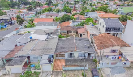 Casa com edícula de frente para rua à venda, com 3 quartos sendo 1 suíte, no Bairro Xaxim, Curitiba/PR.