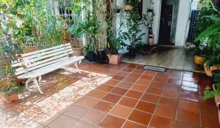 Venda Casa Santos - SP- mAr dOce lAr - Sobrado com quintal no fundo e lateral, excelente em espaço, precisa de reforma.