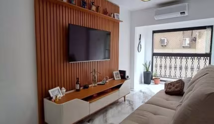 Apartamento espaçoso com sacada, elevador e vaga demarcada - Campo Grande - Santos SP