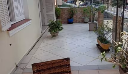 Imperdível oportunidade: Casa à venda em São Vicente-SP, bairro Itararé, 50m da praia, 2 quartos, 1 suíte, ampla varanda com churrasqueira, 128m².