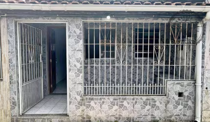 Casa na Guilhermina em Praia Grande/SP.