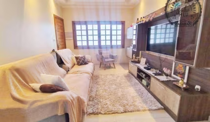 Casa à venda na Rua Doutor Ciro Carneiro - Guilhermina, Praia Grande/SP.