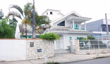 CASA  COM PISCINA NO IRIRIU