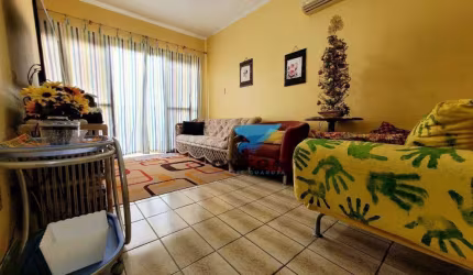 Apartamento com sacada na Praia das Astúrias à venda no Guarujá. Confortável, claro e arejado com ótima distribuição. Confira!