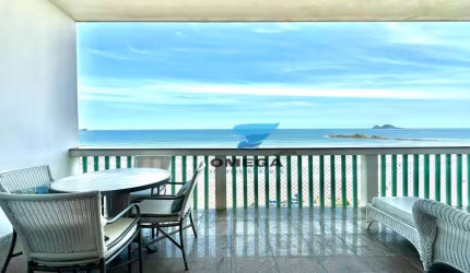 Apartamento reformado frente mar à venda na Praia das Pitangueiras no Guarujá I Omega Imoveis