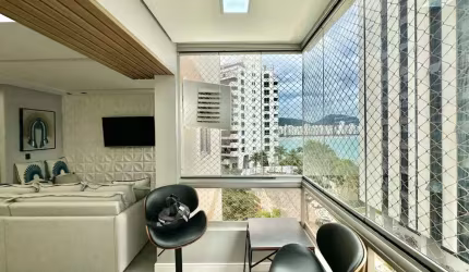 Apartamento reformado com vista parcial mar à venda na praia das Astúrias no Guarujá I Omega Imoveis