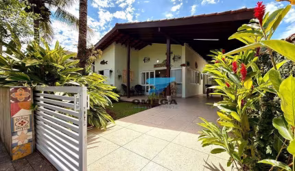 Casa à venda em condomínio fechado na praia do Pernambuco no Guarujá I Omega Imoveis